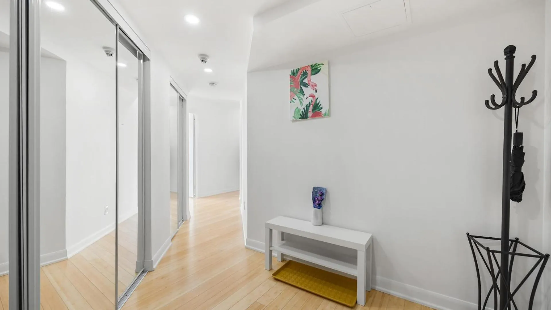 Modern 2-Bedroom Condo W Floor To Ceiling Windows Toronto