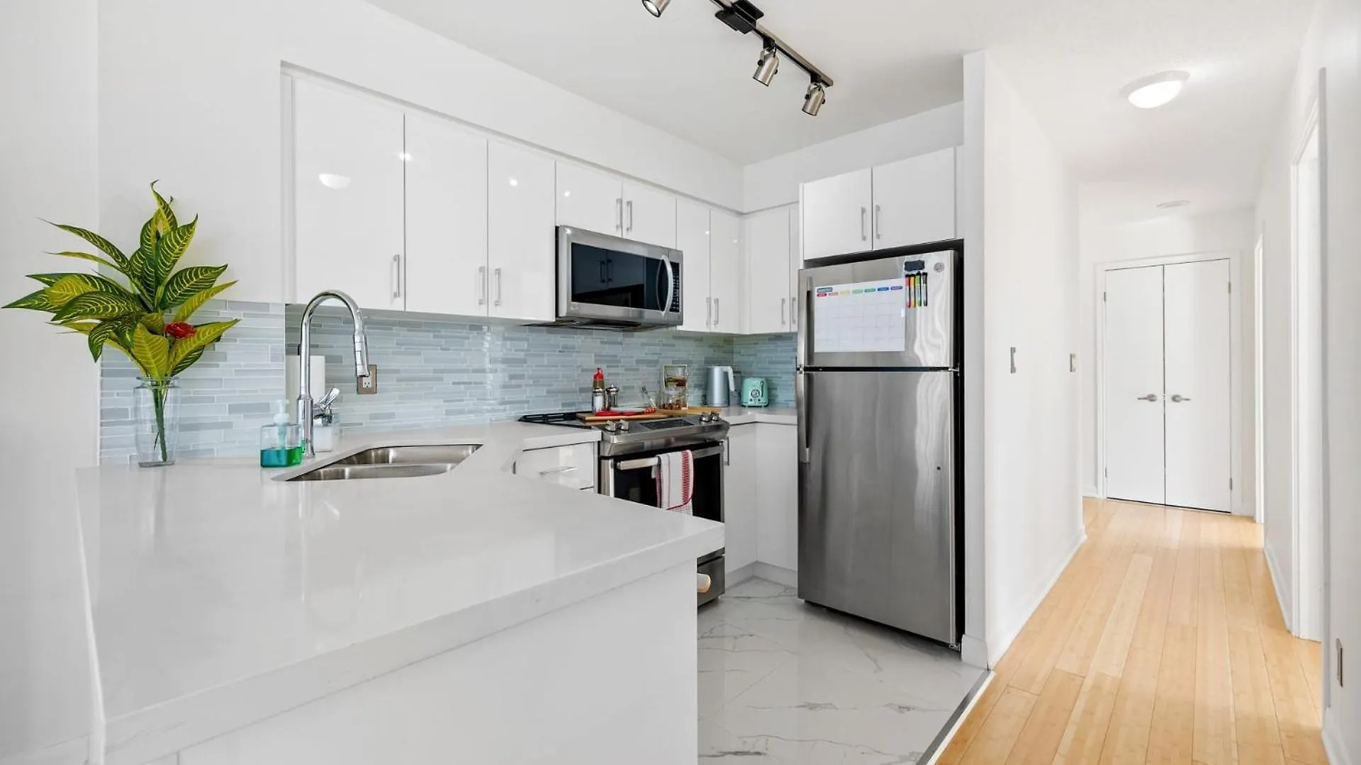 Modern 2-Bedroom Condo W Floor To Ceiling Windows Toronto 0*,  Canadá
