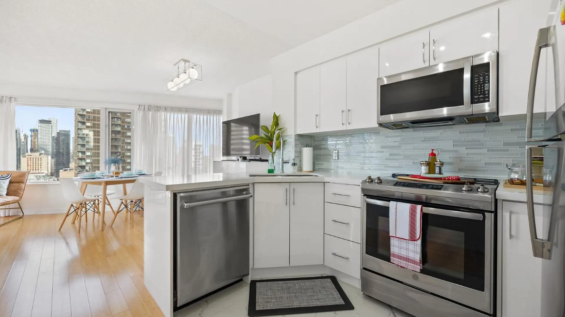 Modern 2-Bedroom Condo W Floor To Ceiling Windows Toronto Canadá