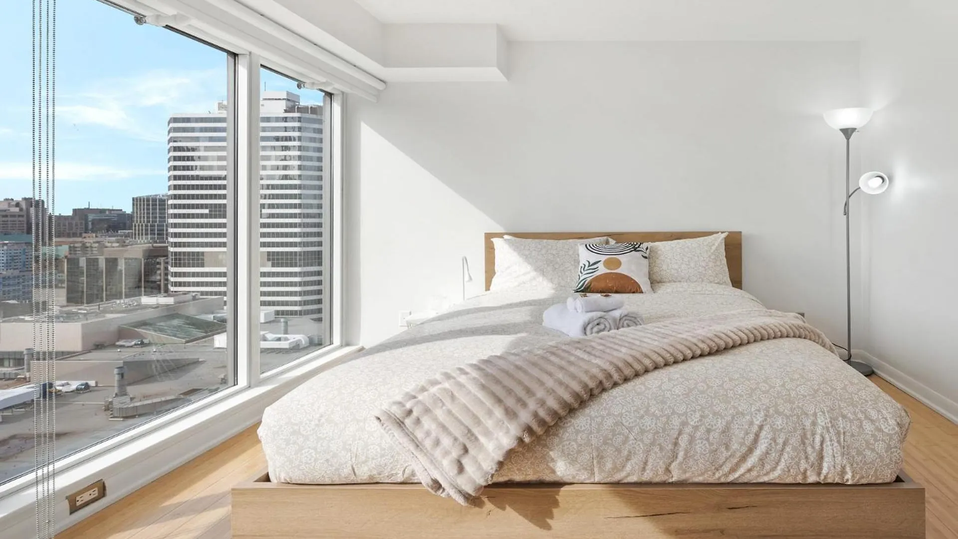 Casa de Férias Modern 2-Bedroom Condo W Floor To Ceiling Windows Toronto Canadá