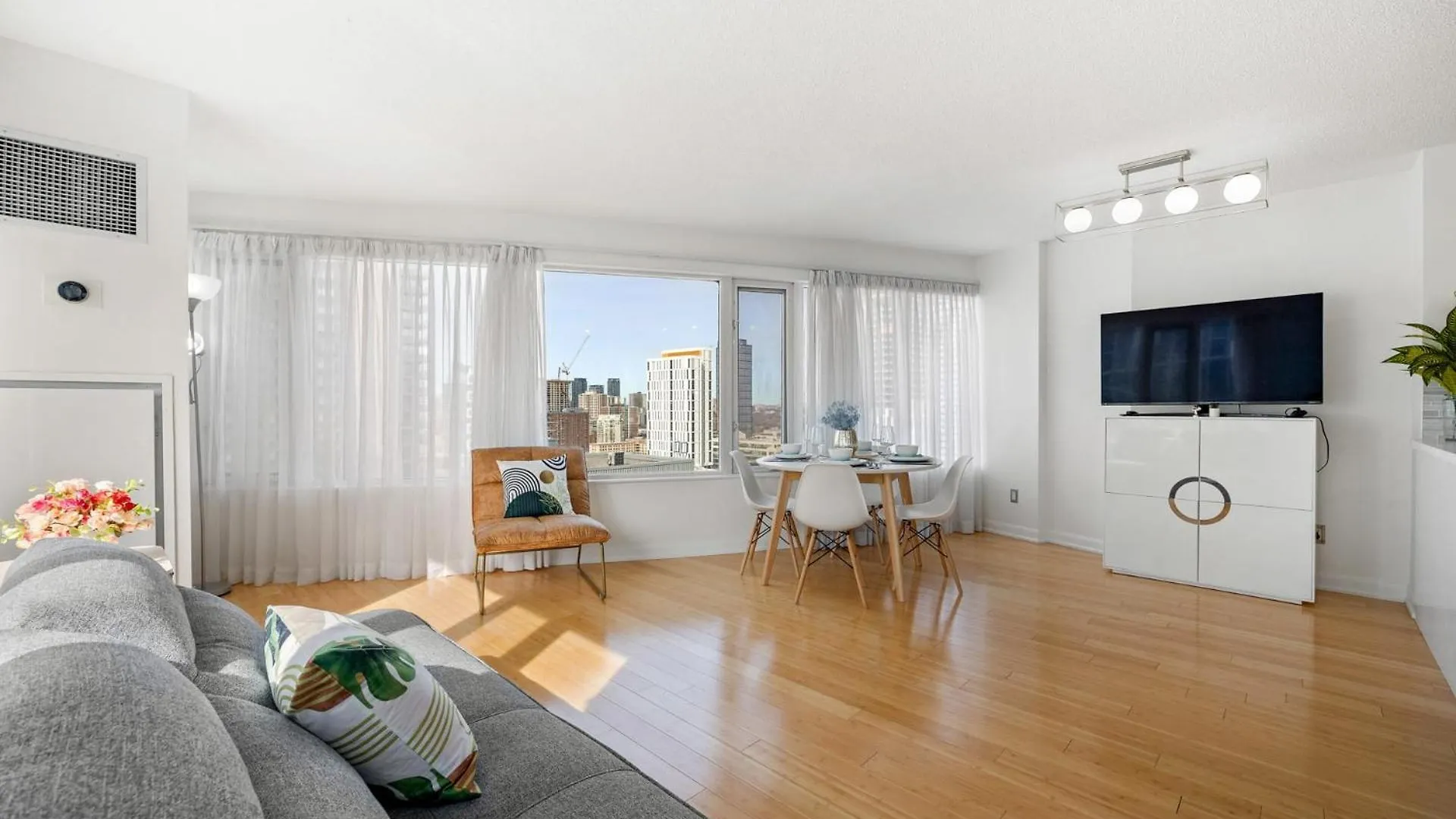 Casa de Férias Modern 2-Bedroom Condo W Floor To Ceiling Windows Toronto